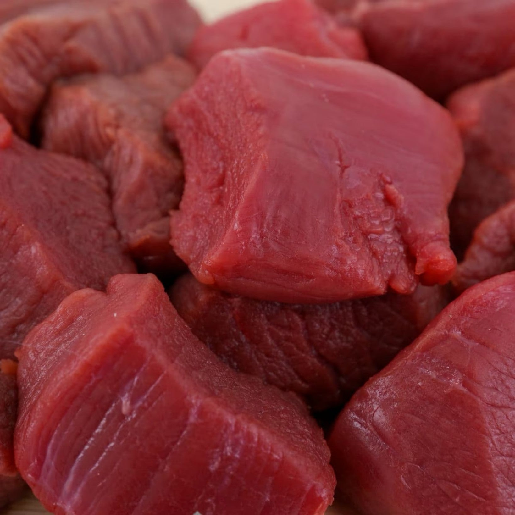 鹿 モモ肉ぶつ切り 1.2kg (200g×6パック)（真空パック | 冷凍）工場